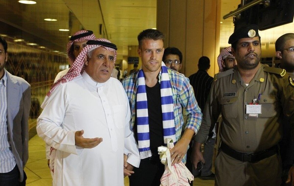 GALERIE FOTO A ajuns în Arabia Saudită » Mihai Pintilii, asaltat de turbane pe aeroportul din Riad