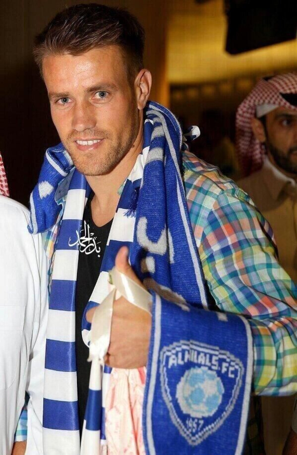 GALERIE FOTO A ajuns în Arabia Saudită » Mihai Pintilii, asaltat de turbane pe aeroportul din Riad