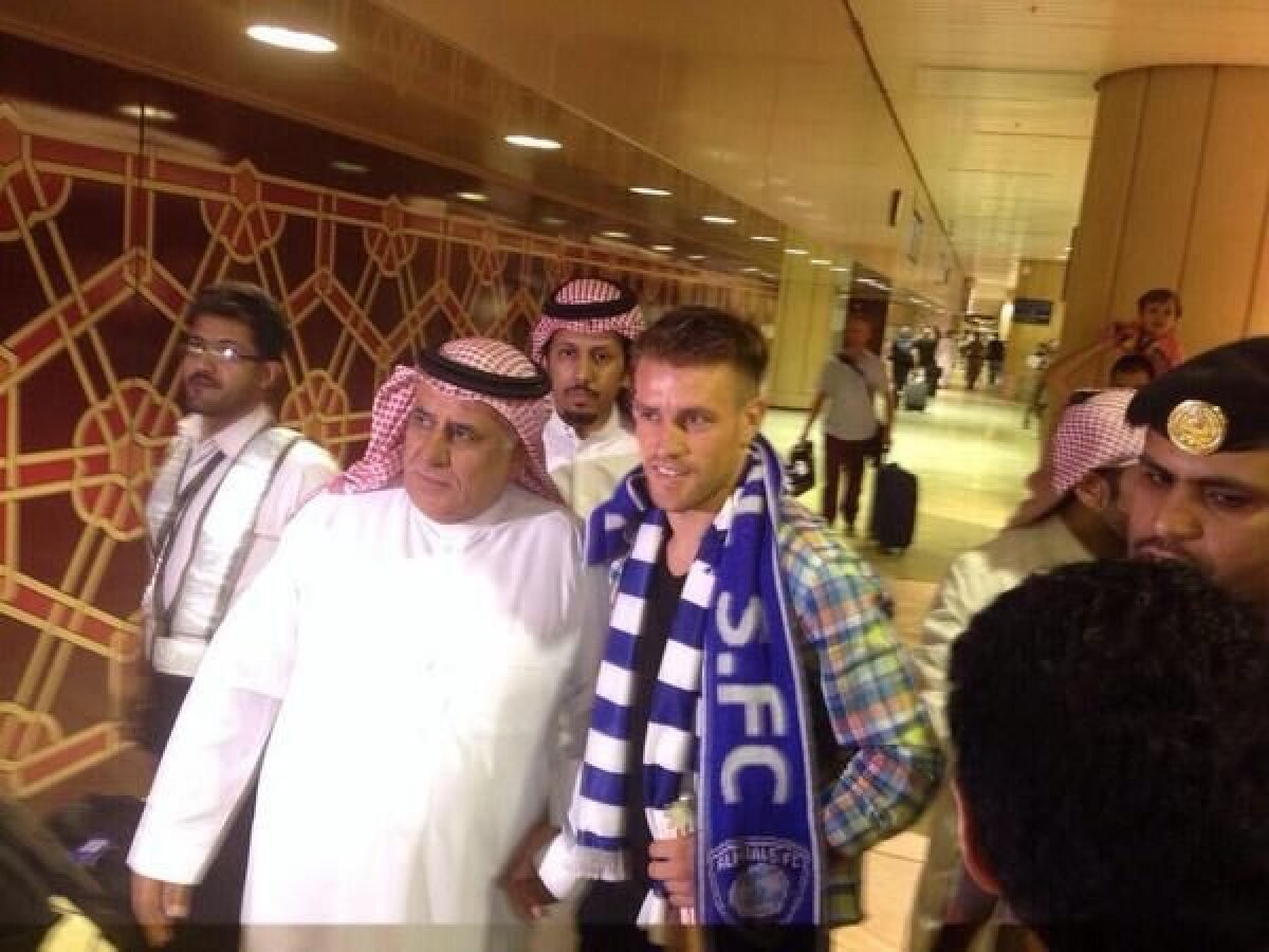 GALERIE FOTO A ajuns în Arabia Saudită » Mihai Pintilii, asaltat de turbane pe aeroportul din Riad