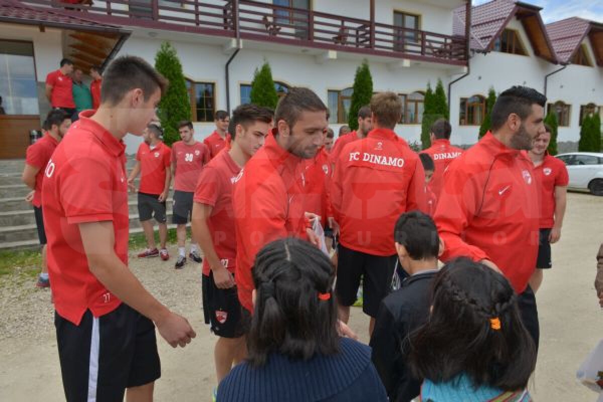 GALERIE FOTO Vizită-surpriză în tabăra "cîinilor" » Dinamoviştii i-au primit cu dulciuri pe cîţiva copii din Zărneşti