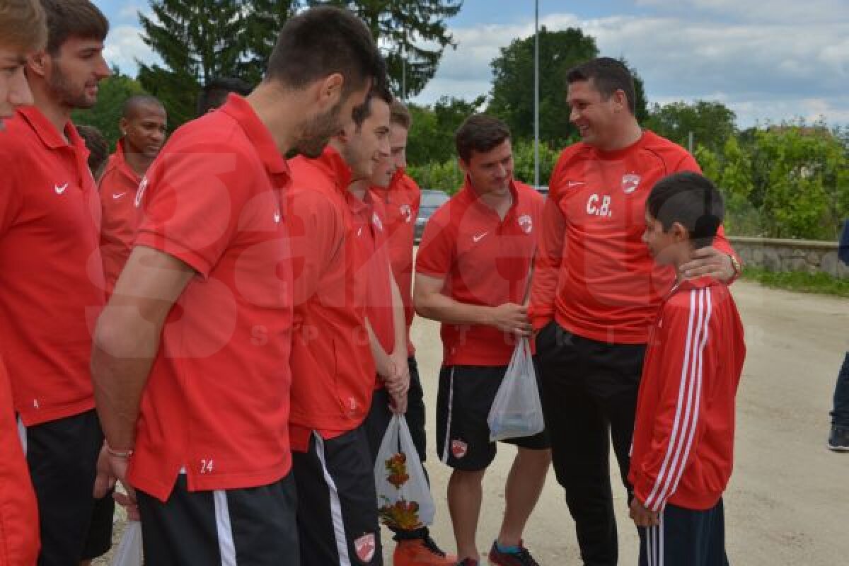 GALERIE FOTO Vizită-surpriză în tabăra "cîinilor" » Dinamoviştii i-au primit cu dulciuri pe cîţiva copii din Zărneşti
