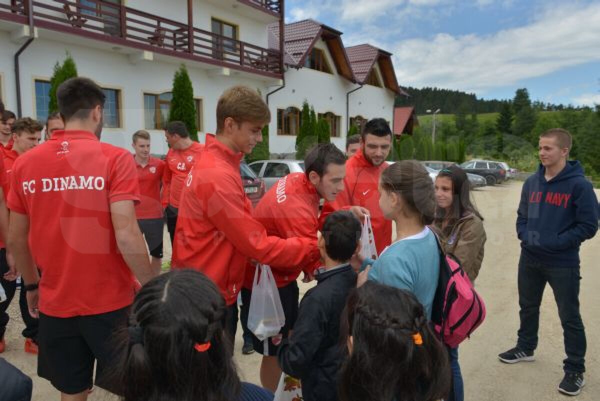 GALERIE FOTO Vizită-surpriză în tabăra "cîinilor" » Dinamoviştii i-au primit cu dulciuri pe cîţiva copii din Zărneşti