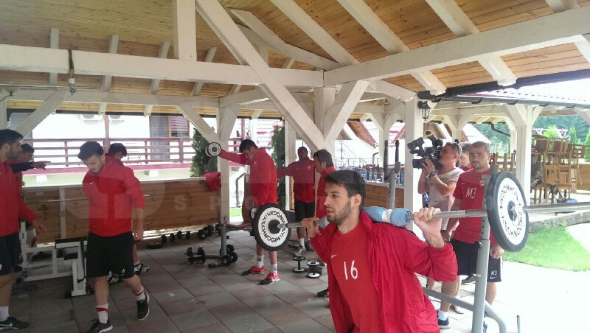 GALERIE FOTO Trag de fiare după o zi de pauză » Antrenament de forţă pentru dinamovişti