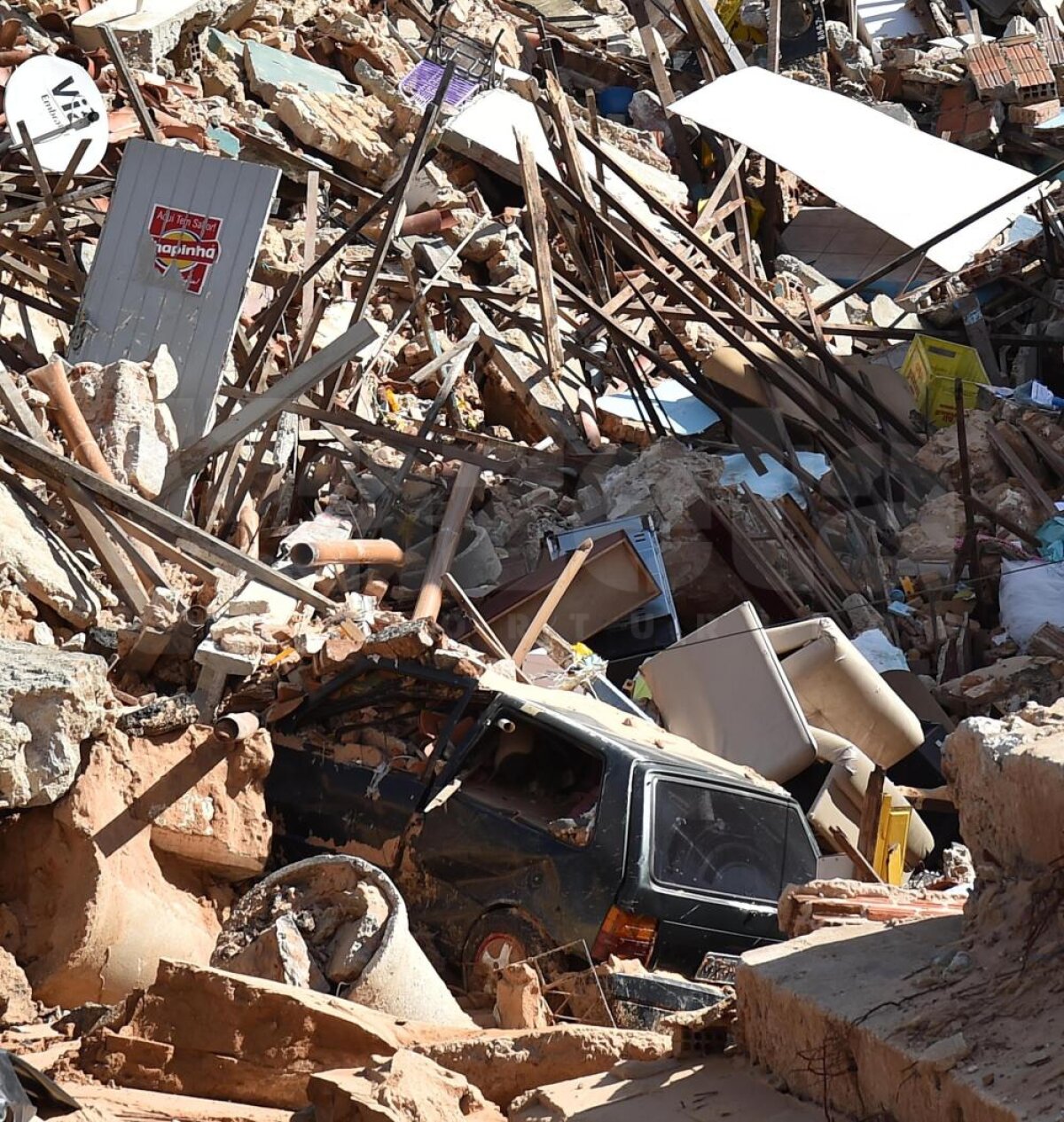 FOTO Pericol: crater uriaş » Alertă meteo înainte de Italia - Uruguay! Favelele din jurul arenei au fost evacuate