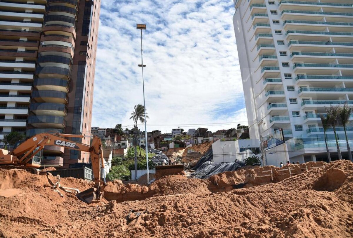 FOTO Pericol: crater uriaş » Alertă meteo înainte de Italia - Uruguay! Favelele din jurul arenei au fost evacuate