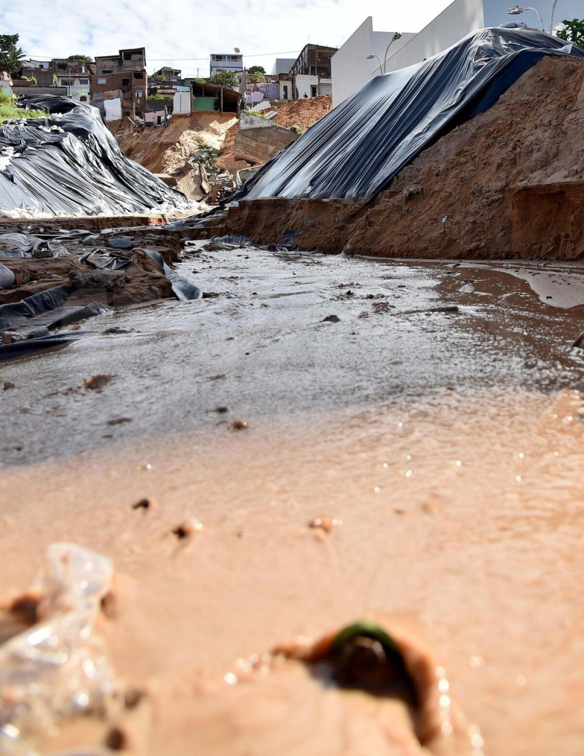 FOTO Pericol: crater uriaş » Alertă meteo înainte de Italia - Uruguay! Favelele din jurul arenei au fost evacuate