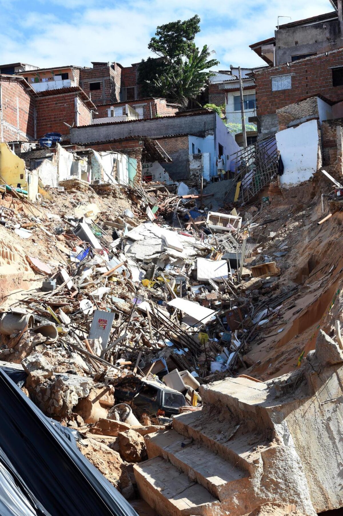 FOTO Pericol: crater uriaş » Alertă meteo înainte de Italia - Uruguay! Favelele din jurul arenei au fost evacuate