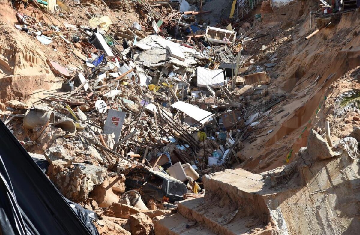 FOTO Pericol: crater uriaş » Alertă meteo înainte de Italia - Uruguay! Favelele din jurul arenei au fost evacuate