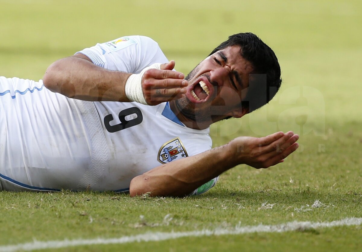 FOTO şi VIDEO Nu se poate abţine! Luis Suarez şi-a muşcat din nou un adversar » Chiellini, pe listă cu Bakkal şi Ivanovici