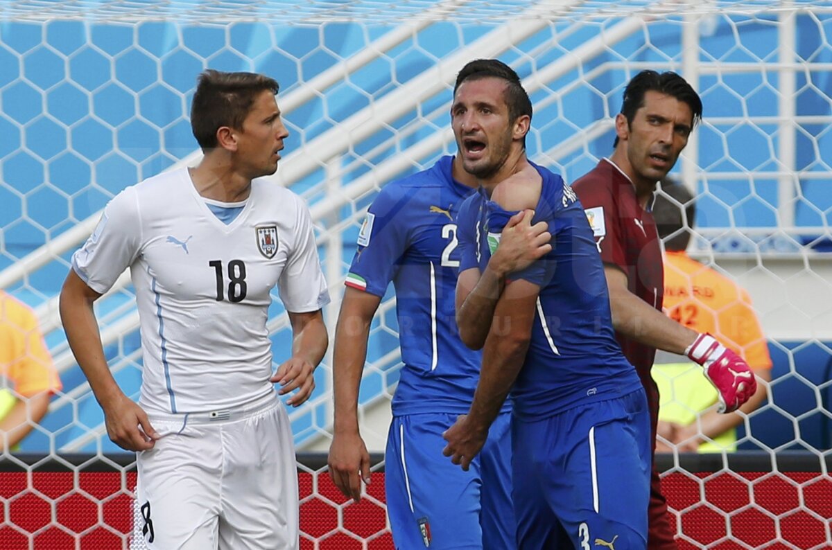 FOTO şi VIDEO Nu se poate abţine! Luis Suarez şi-a muşcat din nou un adversar » Chiellini, pe listă cu Bakkal şi Ivanovici