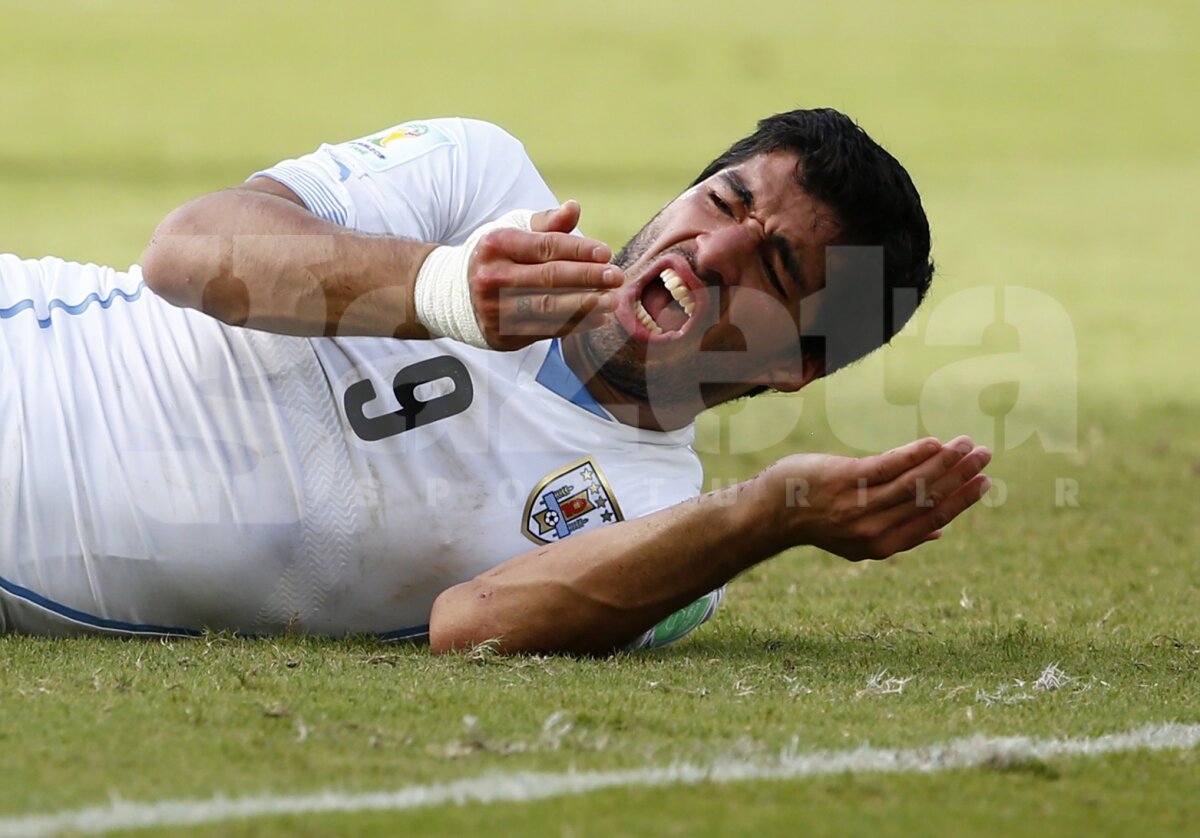 GALERIE FOTO Zombie, cîine sau rechin? » Cum a fost surprins Luis Suarez după lovitura de aseară