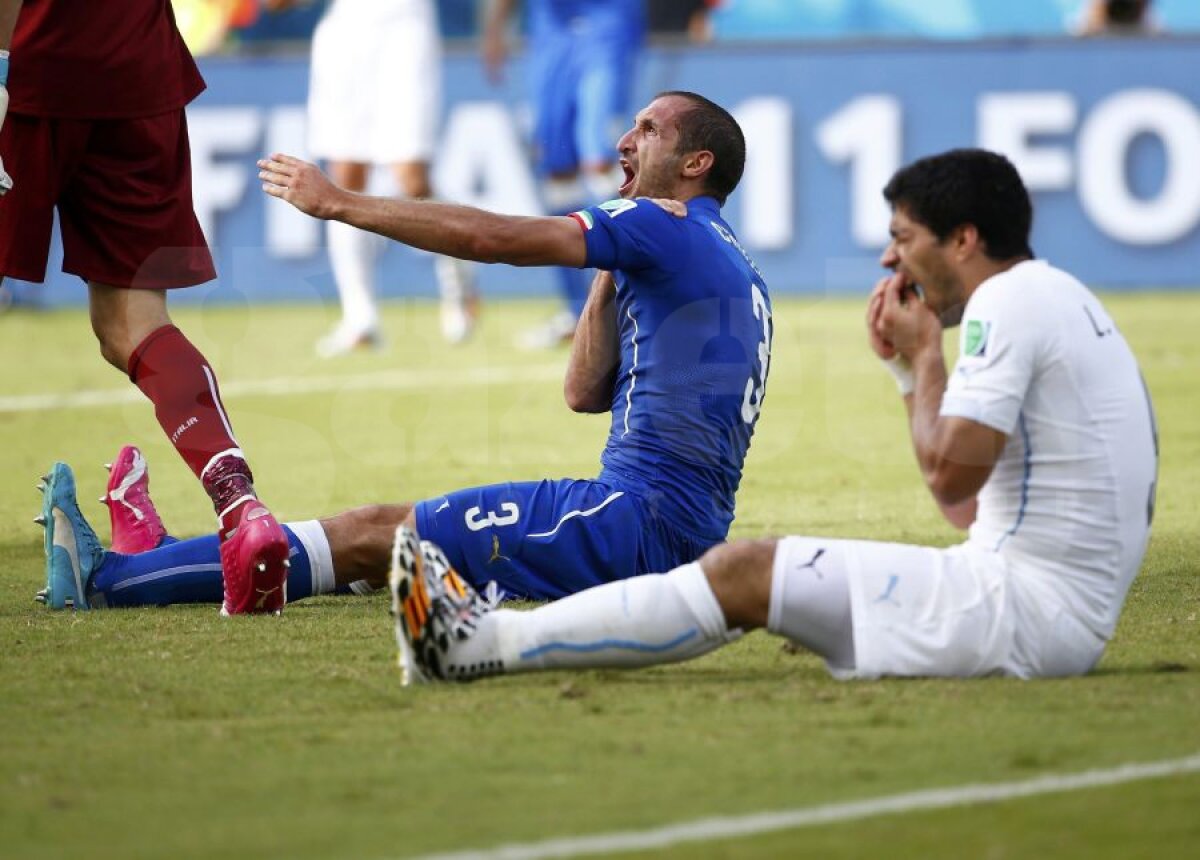 VIDEO+FOTO Interziceţi ”Canibalul”! » Adio Mondial? Luis Suarez riscă pînă la doi ani suspendare după ce şi-a înfipt dinţii în umărul lui Giorgio Chiellini