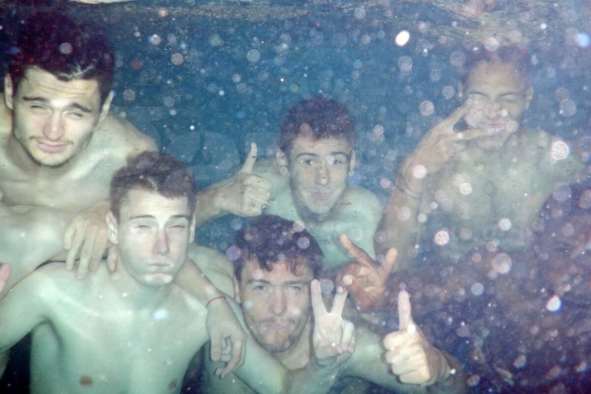 FOTO Păzea, "cîini" la apă! :) »  Dinamoviştii au tras tare la Săcele, dar au avut şi momente de relaxare la piscină