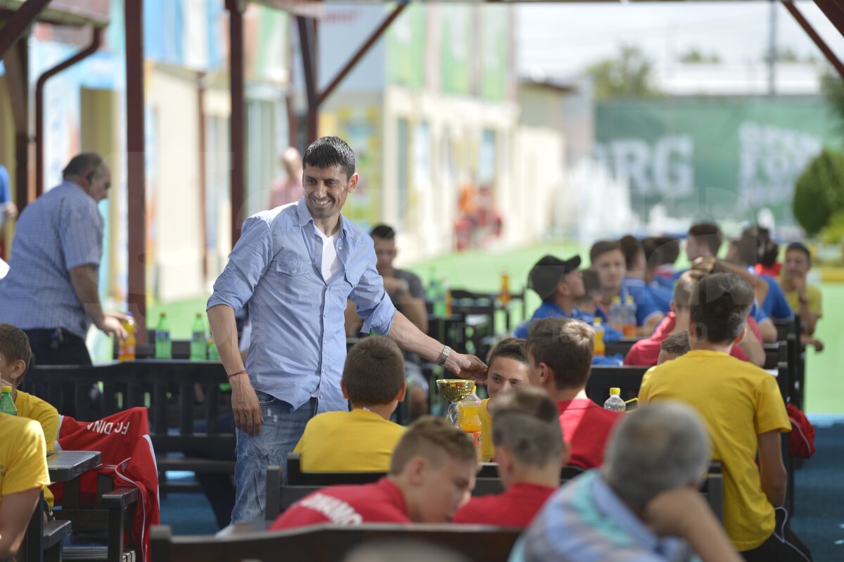 GALERIE FOTO Campionii ”cîinilor” sărbătoriţi de vedetele lui Dinamo » ”Sîntem cei mai fericiţi copii din România”