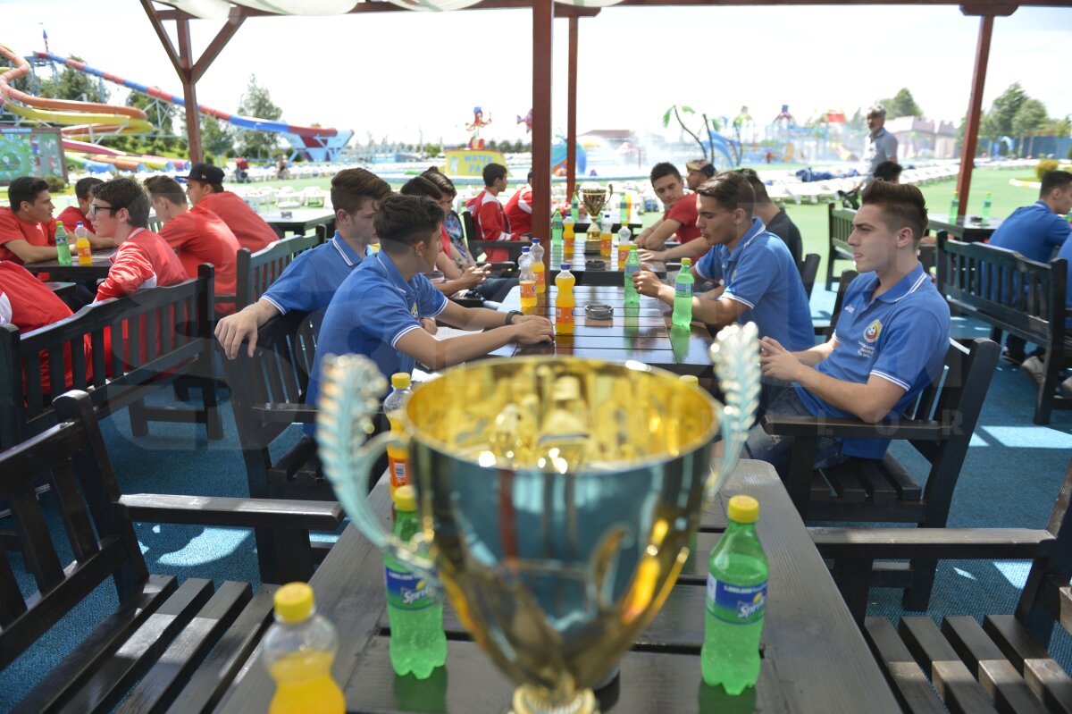 GALERIE FOTO Campionii ”cîinilor” sărbătoriţi de vedetele lui Dinamo » ”Sîntem cei mai fericiţi copii din România”