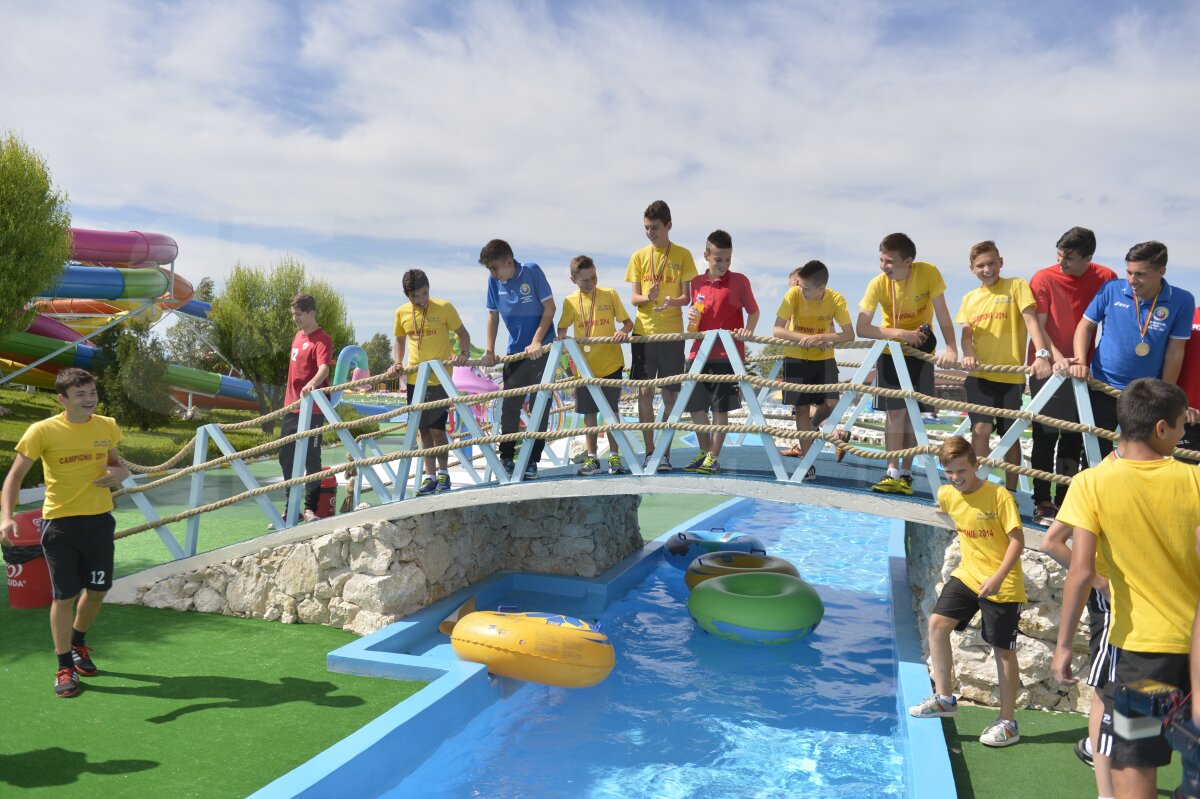 GALERIE FOTO Campionii ”cîinilor” sărbătoriţi de vedetele lui Dinamo » ”Sîntem cei mai fericiţi copii din România”