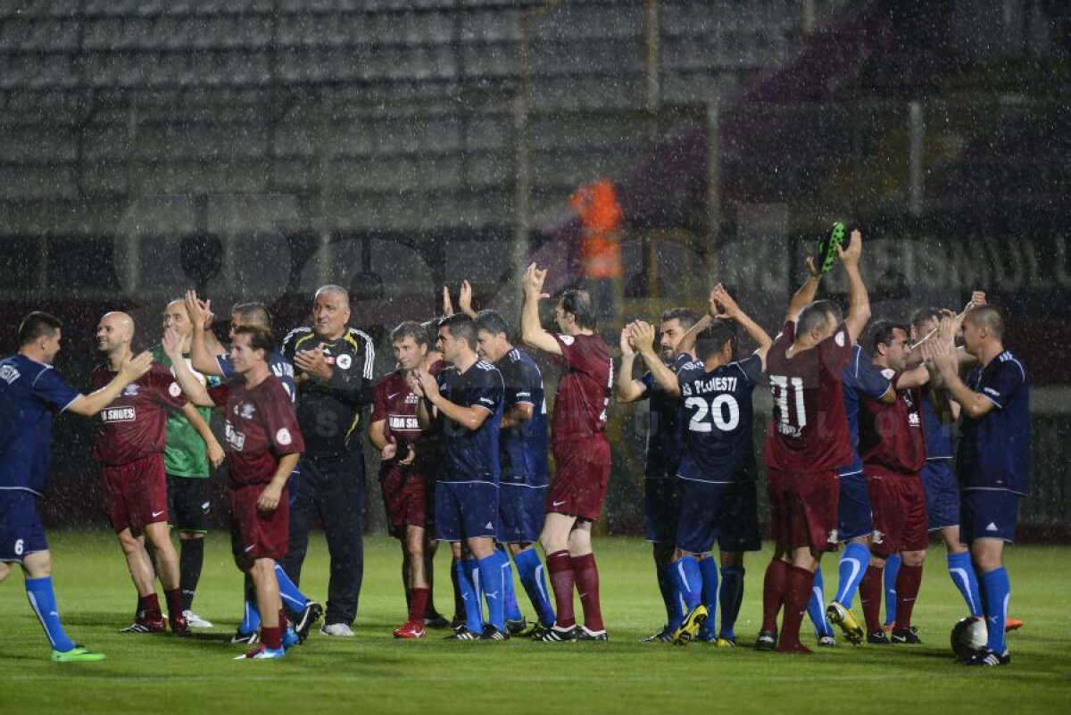 FOTO Artişti în furtună » Fostele glorii de la Rapid şi Petrolul s-au confruntat între războaiele fanilor giuleşteni şi o ploaie torenţială