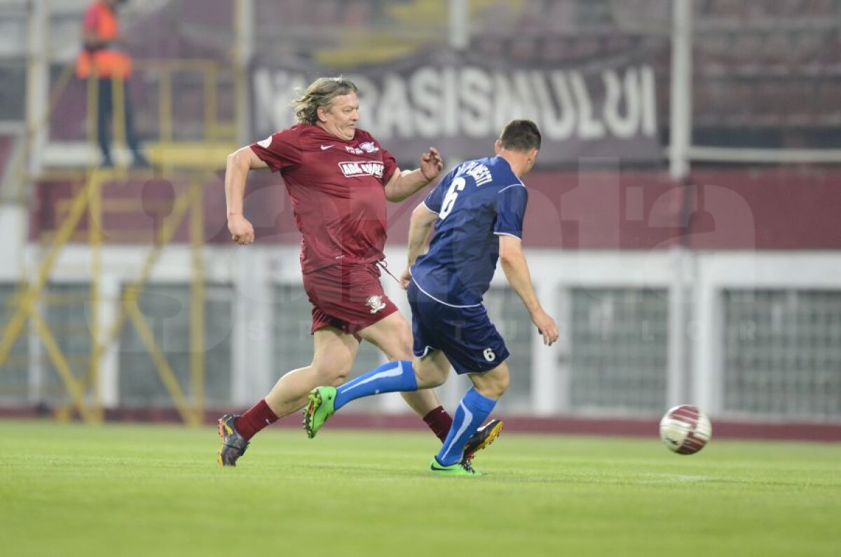 FOTO Artişti în furtună » Fostele glorii de la Rapid şi Petrolul s-au confruntat între războaiele fanilor giuleşteni şi o ploaie torenţială