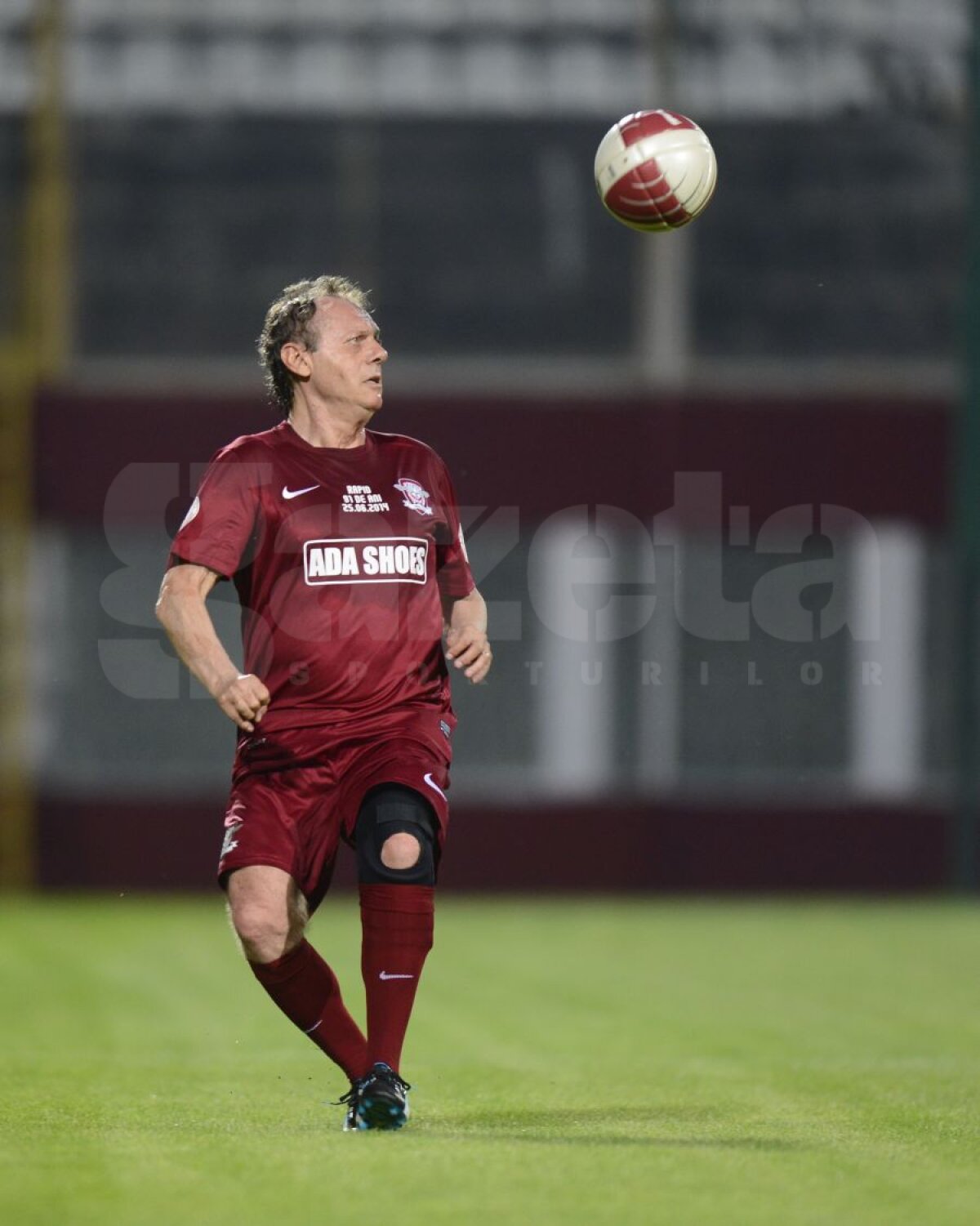 FOTO Artişti în furtună » Fostele glorii de la Rapid şi Petrolul s-au confruntat între războaiele fanilor giuleşteni şi o ploaie torenţială