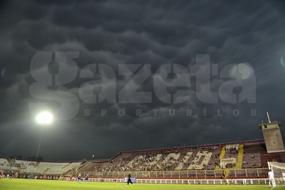 FOTO Artişti în furtună » Fostele glorii de la Rapid şi Petrolul s-au confruntat între războaiele fanilor giuleşteni şi o ploaie torenţială