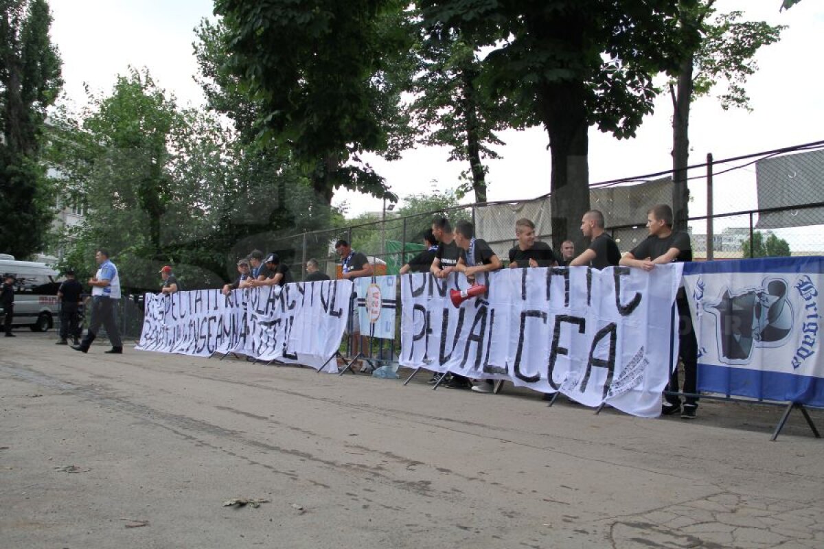 GALERIE FOTO Proteste olteneşti la porţile FRF: "Respectaţi regulamentul, banii nu înseamnă totul"