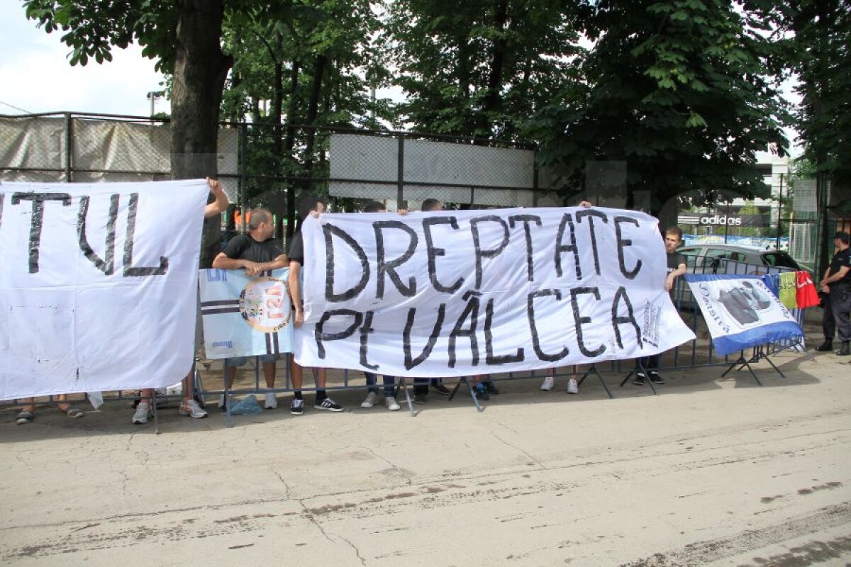 GALERIE FOTO Proteste olteneşti la porţile FRF: "Respectaţi regulamentul, banii nu înseamnă totul"