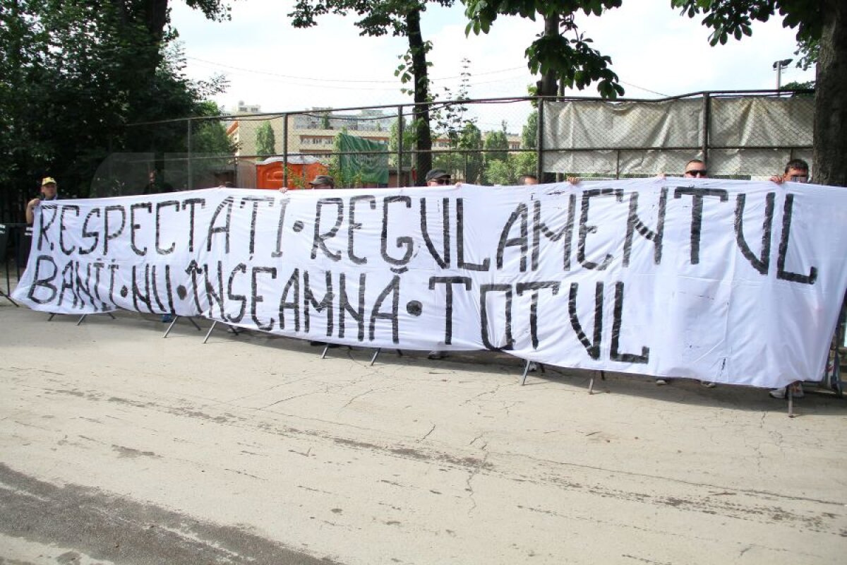 GALERIE FOTO Proteste olteneşti la porţile FRF: "Respectaţi regulamentul, banii nu înseamnă totul"