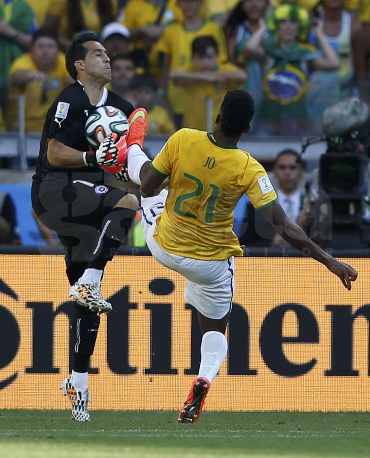 FOTO Brazilienii au trecut la arte marţiale » Jo a fost la un pas să-i provoace o accidentare gravă lui Claudio Bravo