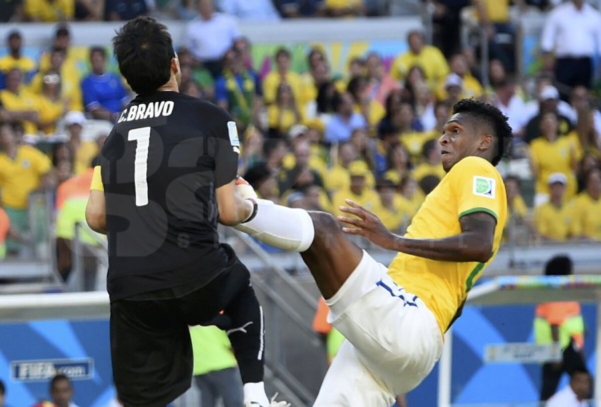 FOTO Brazilienii au trecut la arte marţiale » Jo a fost la un pas să-i provoace o accidentare gravă lui Claudio Bravo