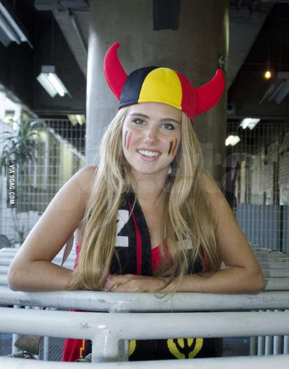 FOTO Vedetă peste noapte » O frumoasă fană a Belgiei primeşte sute de cereri în căsătorie