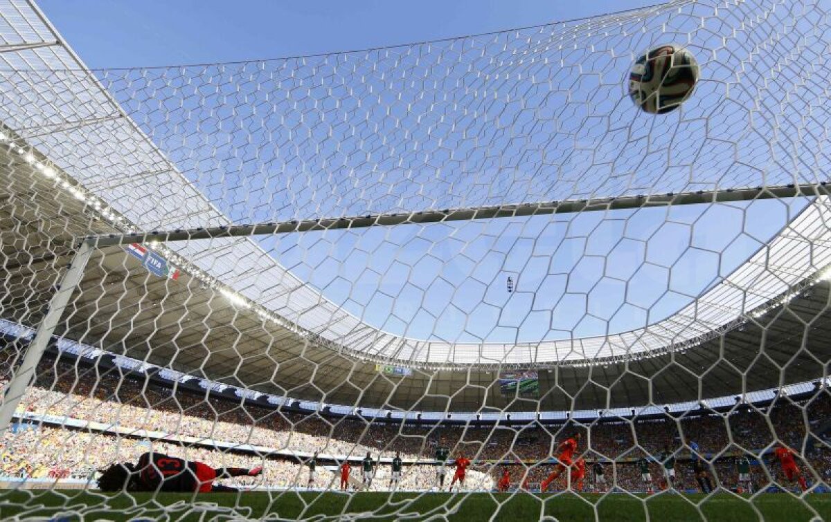 VIDEO şi FOTO Olanda este prima echipă europeană calificată în sferturile Mondialului după 2-1 cu Mexic