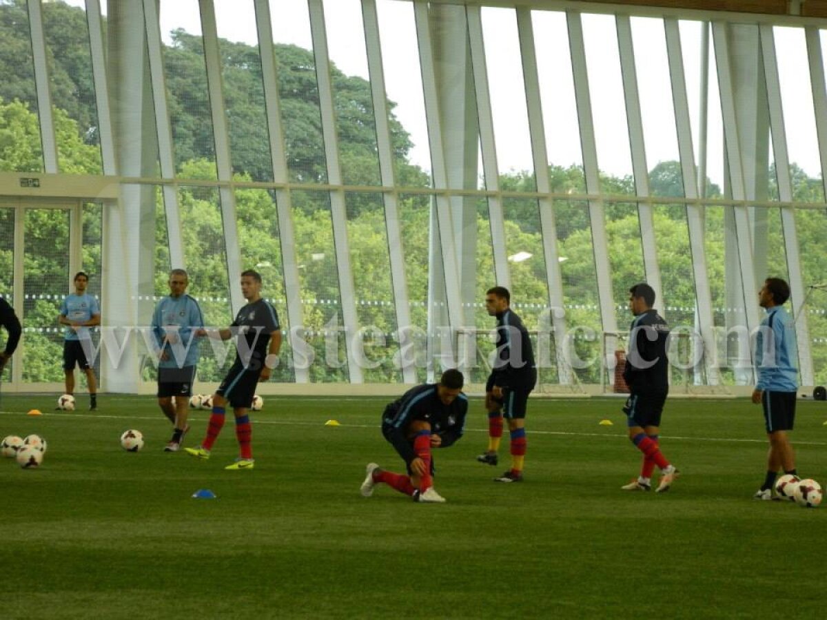 FOTO Steaua a ajuns în Anglia » Imagini de la primul antrenament la baza naţionalei Albionului