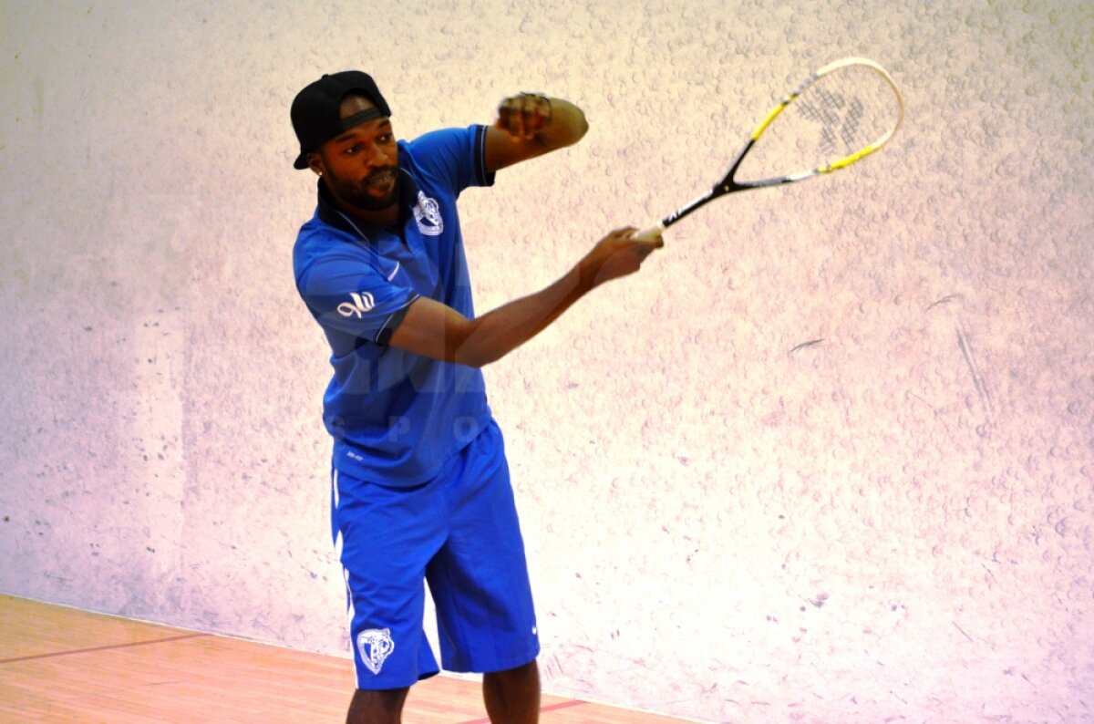 FOTO "Lupii" au echipă de squash :) » Patrick N'Koyi şi Gevaro Nepomuceno nu ratează nici o ocazie să se distreze