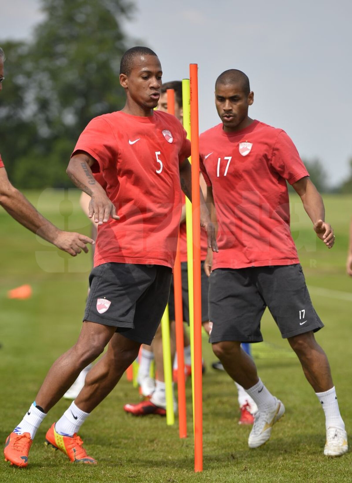 GALERIE FOTO Dinamoviştii trag tare în cantonamentul din Anglia » Antrenamente intense pentru "cîini"