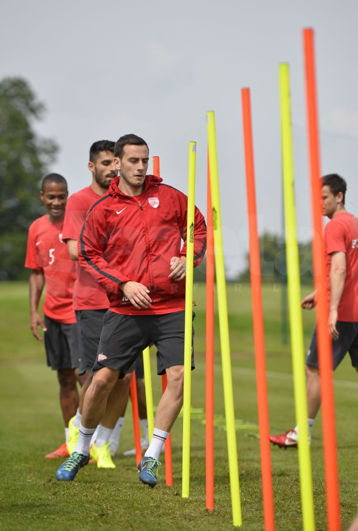 GALERIE FOTO Dinamoviştii trag tare în cantonamentul din Anglia » Antrenamente intense pentru "cîini"