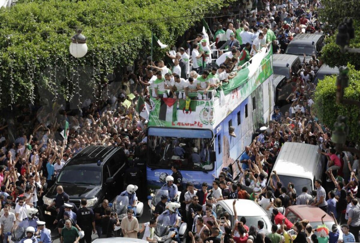 FOTO Luptători şi steaguri » Imagini inedite cu drapelele echipelor de la Mondiale