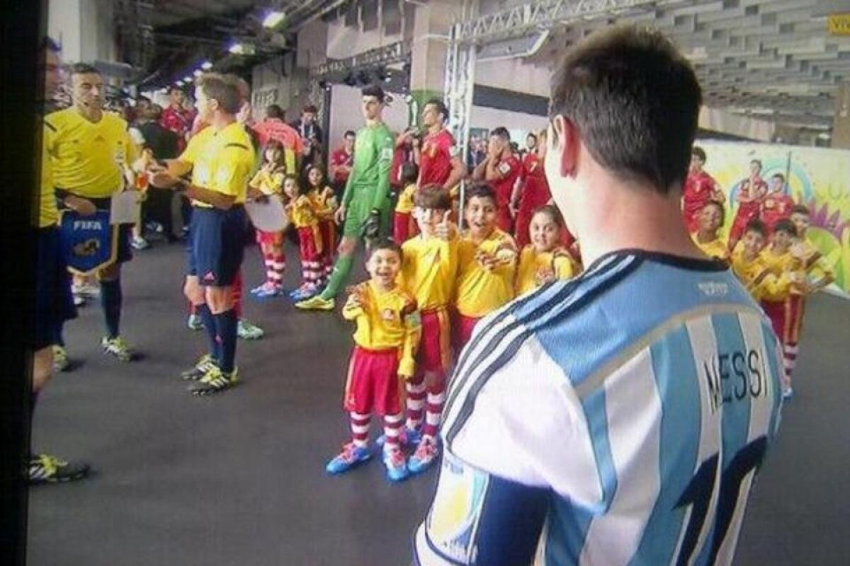 FOTO Imagini de neratat! :D Cum au reacţionat copiii care au însoţit echipele pe gazon la întîlnirea cu Lionel Messi