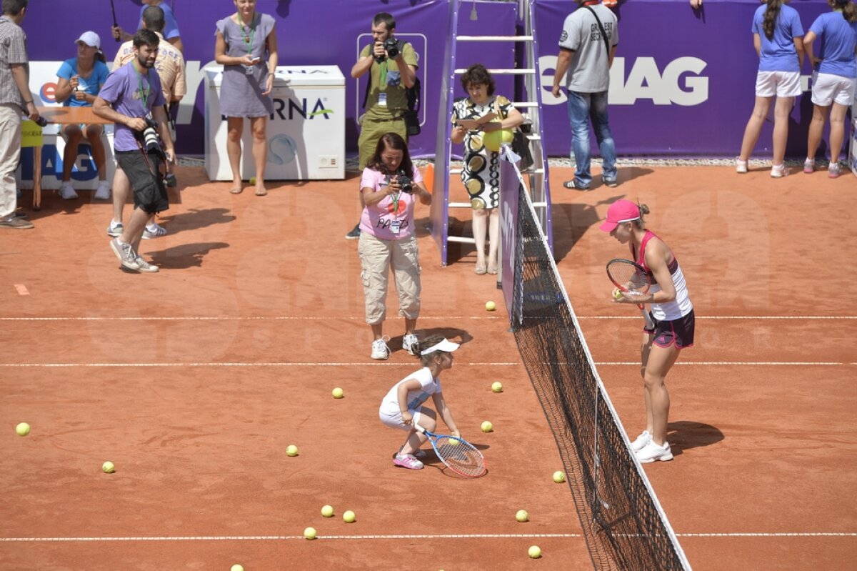 GALERIE FOTO Peste 200 de copii au jucat timp de o oră tenis cu Simona Halep la Kids Day!