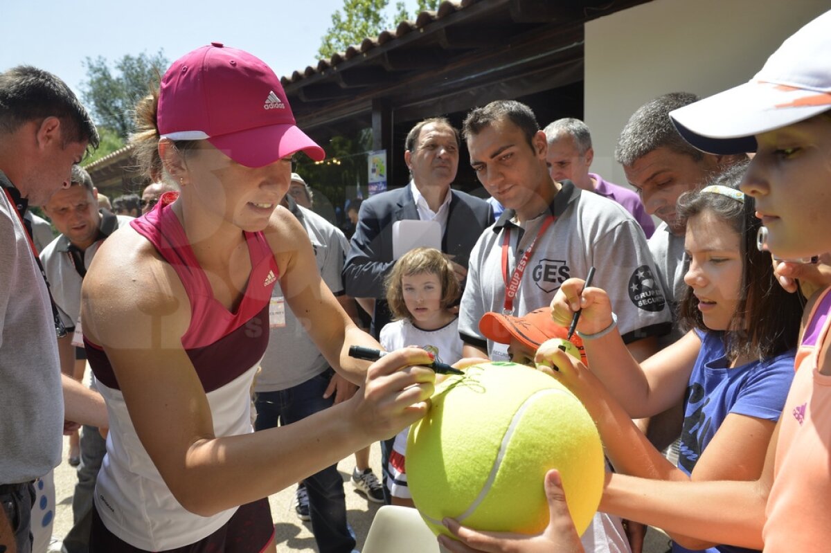 GALERIE FOTO Peste 200 de copii au jucat timp de o oră tenis cu Simona Halep la Kids Day!