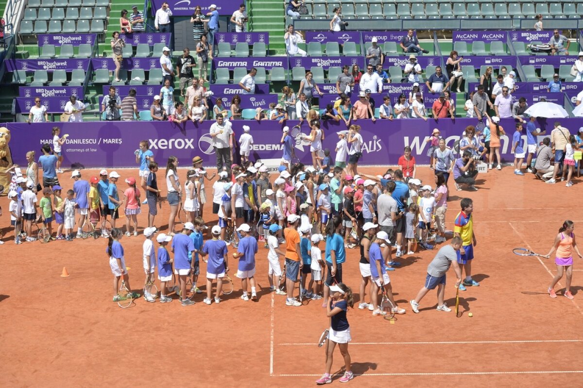 GALERIE FOTO Peste 200 de copii au jucat timp de o oră tenis cu Simona Halep la Kids Day!