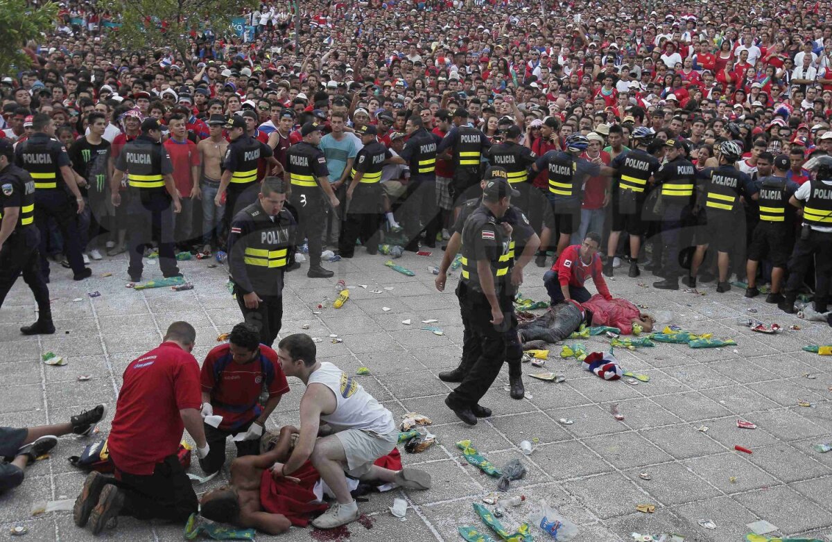 Hăcuiţi! Baie de sînge la San Jose! » Trei suporteri înjunghiaţi într-un fanzone în timpul meciului Olanda - Costa Rica
