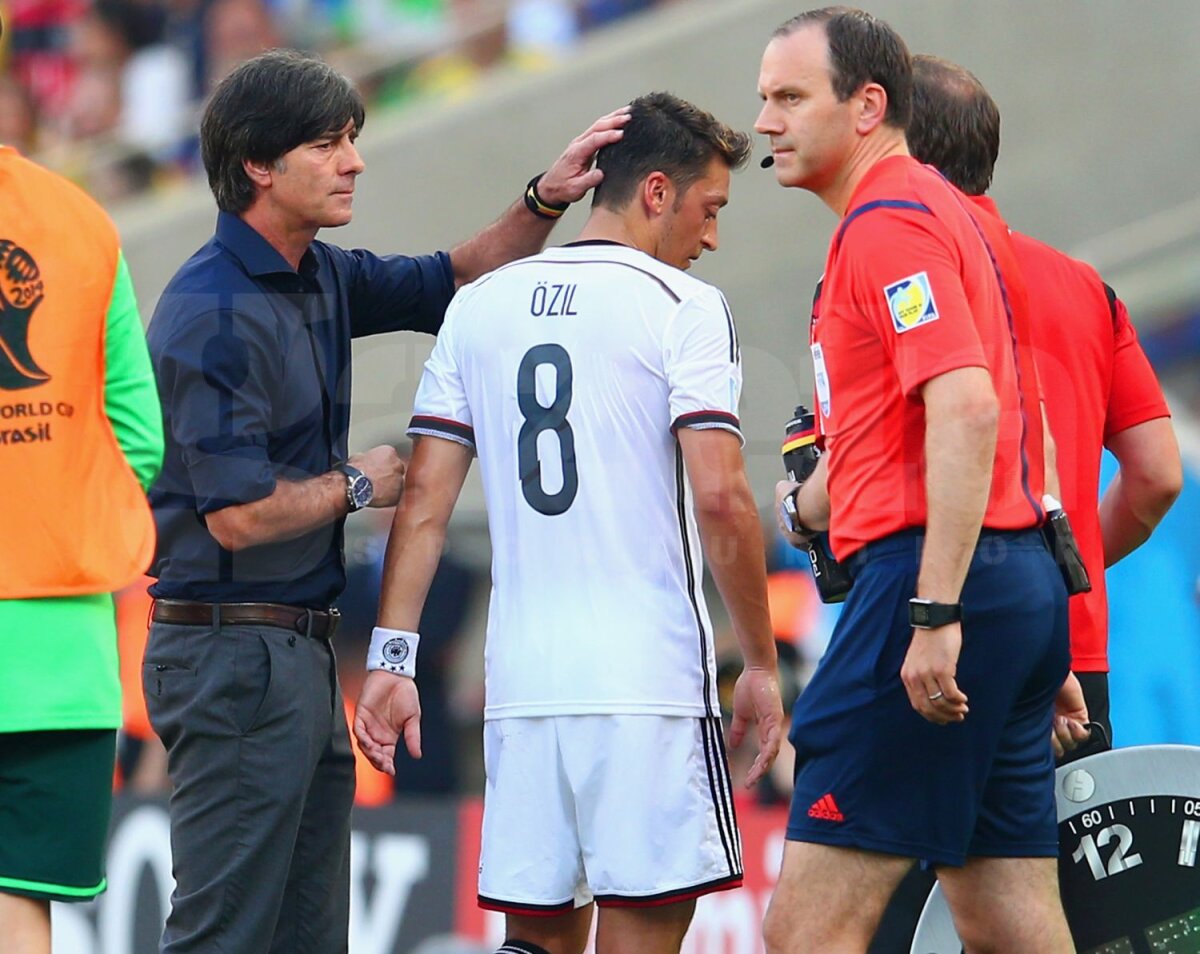 Un fost internaţional german îi cere lui Joachim Low să-l scoată din echipă pe Mesut Ozil: ”Cît mai jucăm în 10?”