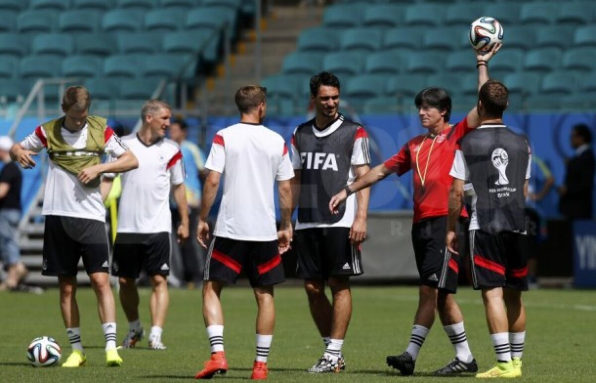 Un fost internaţional german îi cere lui Joachim Low să-l scoată din echipă pe Mesut Ozil: ”Cît mai jucăm în 10?”