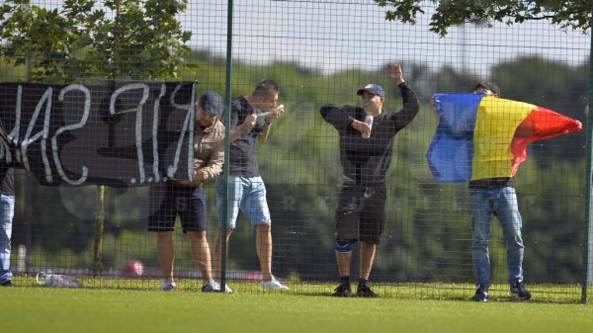FOTO Dinamo, certată de ultraşi la meciul cu Hearts: "Hai, mă, jucaţi şi voi ceva"