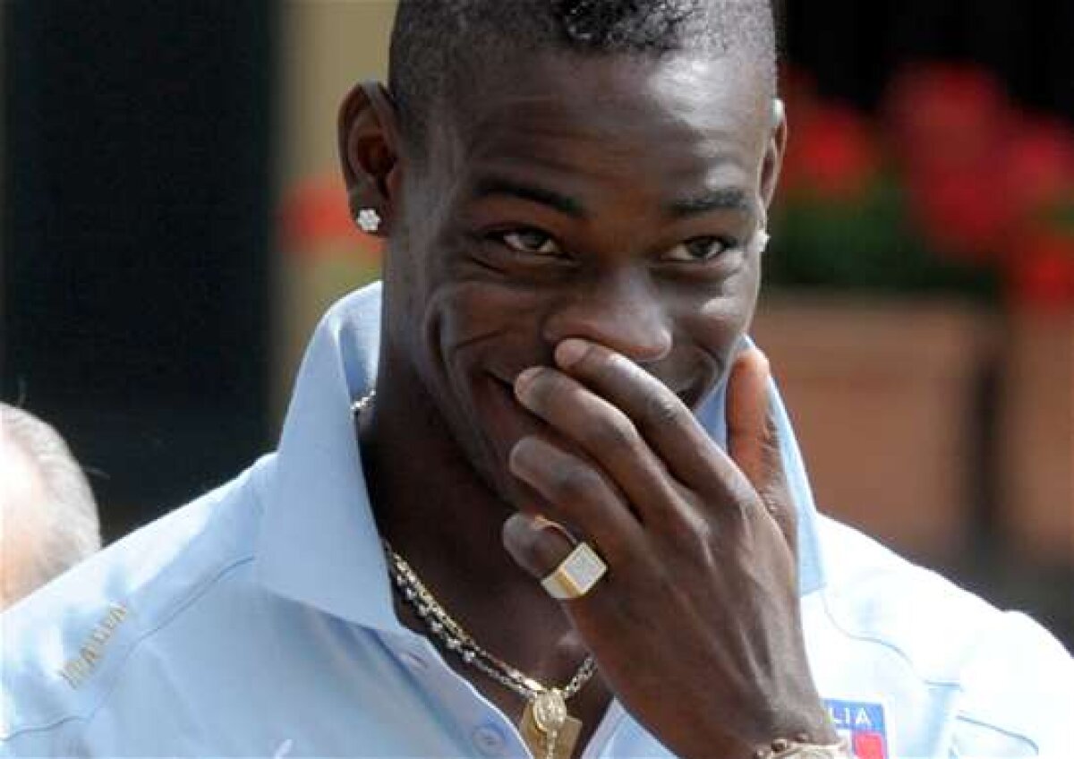 FOTO Relaxare şi refacere în stilul caracteristic » Imagini incredibile cu Mario Balotelli din vacanţă