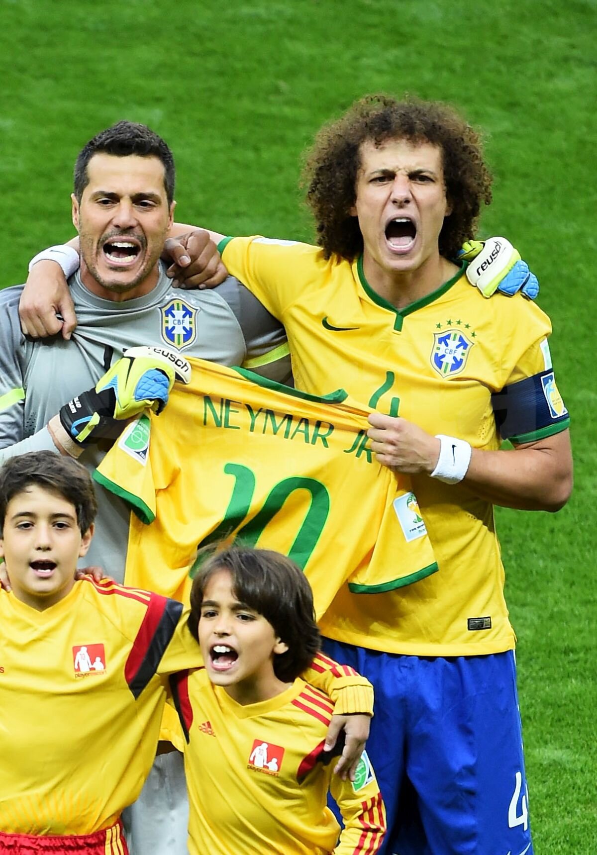 O naţiune pentru ”Neymar”! » Coechipierii şi mii de fani brazilieni l-au celebrat pe marele absent al semifinalei cu Germania