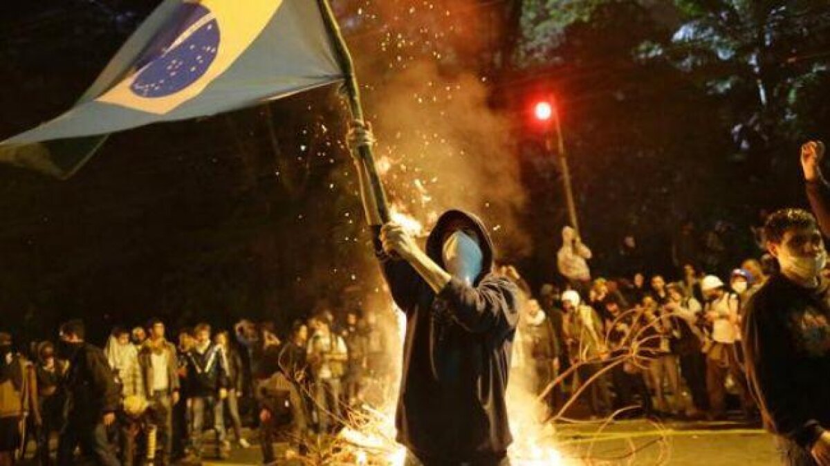 VIDEO Haos pe străzile din principalele oraşe din Brazilia » 23 de autobuze au fost incendiate! VIDEO cu dezastrul provocat de protestatari