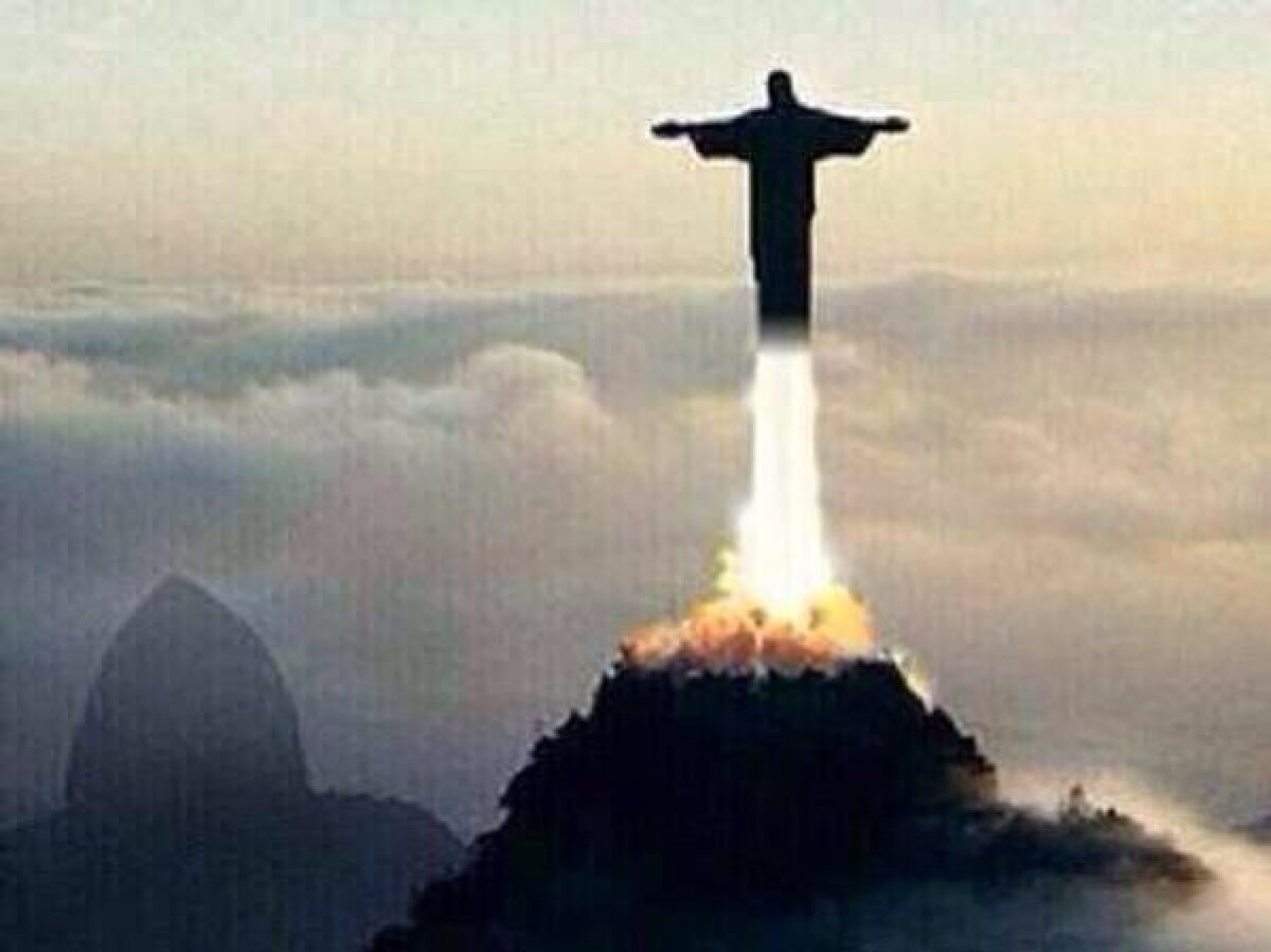 GALERIE FOTO 15 glume după măcelul de la Belo Horizonte » Statuia lui Iisus a fost înlocuită, iar drapelul Braziliei are alt design :)