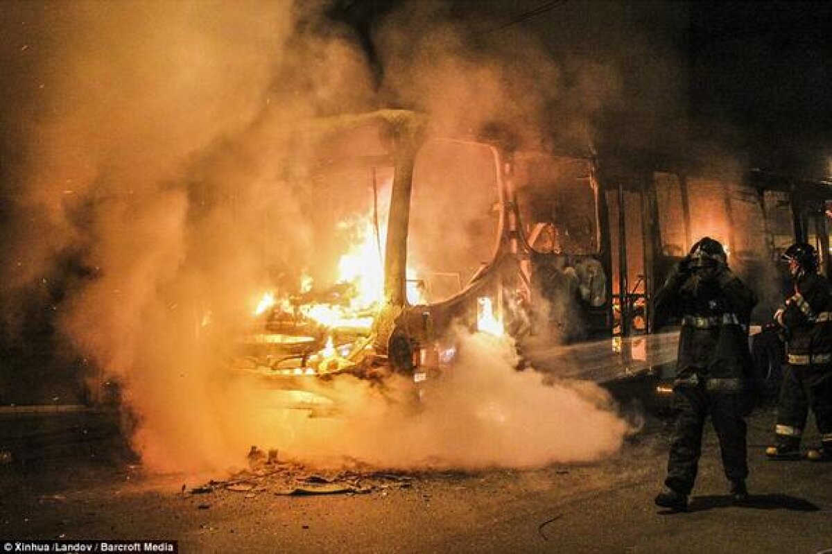 VIDEO Haos pe străzile din principalele oraşe din Brazilia » 23 de autobuze au fost incendiate! VIDEO cu dezastrul provocat de protestatari