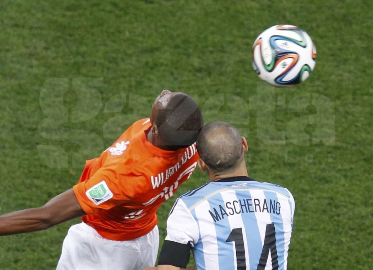 VIDEO+FOTO Moment de groază » Javier Mascherano a căzut ca secerat după ce s-a dat cap în cap cu Georginio Wijnaldum